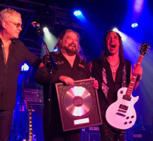 Michael Anthony Awarded 'Icon of the Year’ at RockGodz Hall of Fame ...